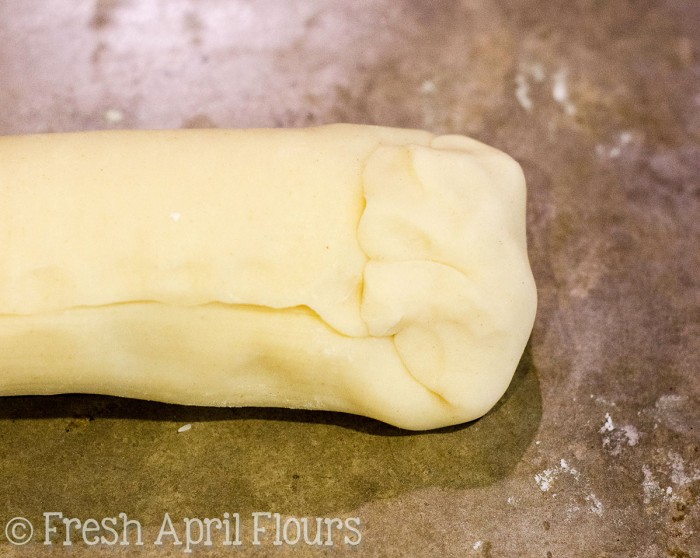Palitos de galleta de nogal con miel (Sfratti): galletas italianas tradicionales elaboradas a partir de un relleno de nuez de miel con especias y envueltas en una tarta casera.