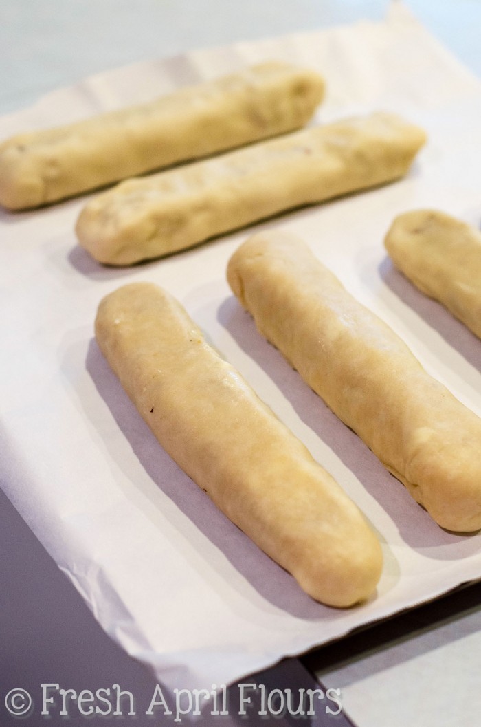 Palitos de galleta de nogal con miel (Sfratti): galletas italianas tradicionales elaboradas a partir de un relleno de nuez de miel con especias y envueltas en una tarta casera.