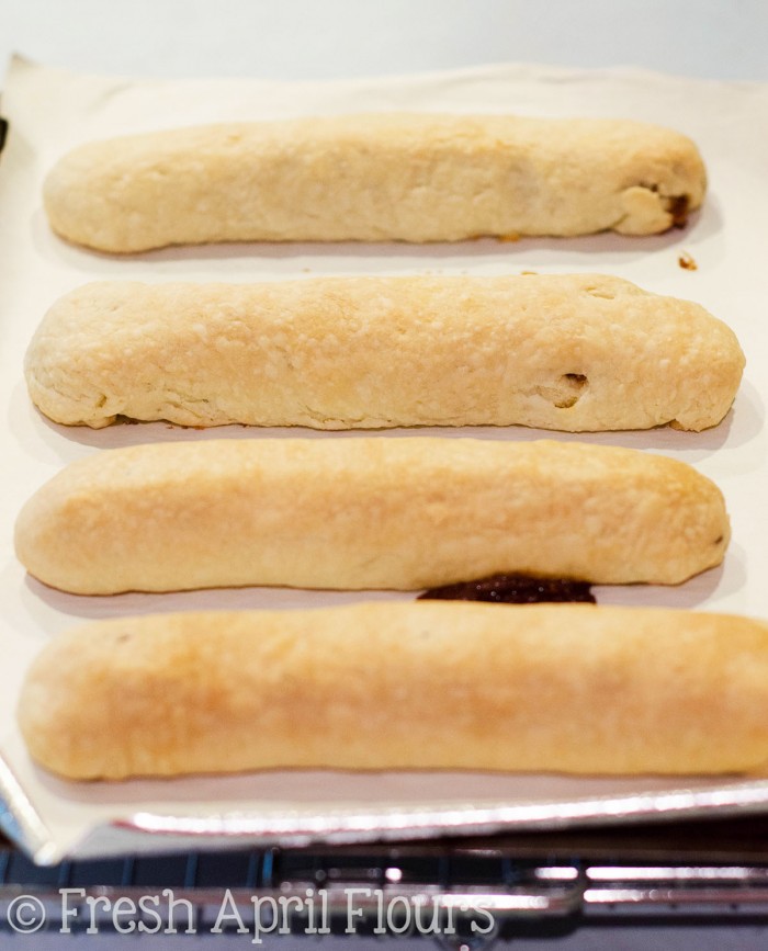 Palitos de galleta de nogal con miel (Sfratti): galletas italianas tradicionales elaboradas a partir de un relleno de nuez de miel con especias y envueltas en una tarta casera.