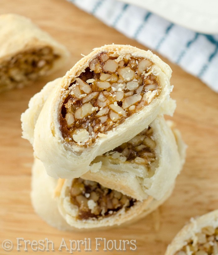 Palitos de galleta de nogal con miel (Sfratti): galletas italianas tradicionales elaboradas a partir de un relleno de nuez de miel con especias y envueltas en una tarta casera.