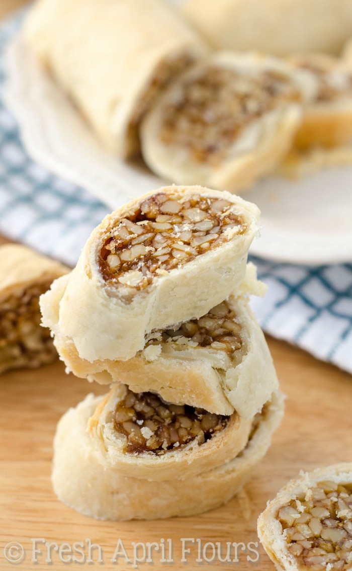 Palitos de galleta de nogal con miel (Sfratti): galletas italianas tradicionales elaboradas a partir de un relleno de nuez de miel con especias y envueltas en una tarta casera.