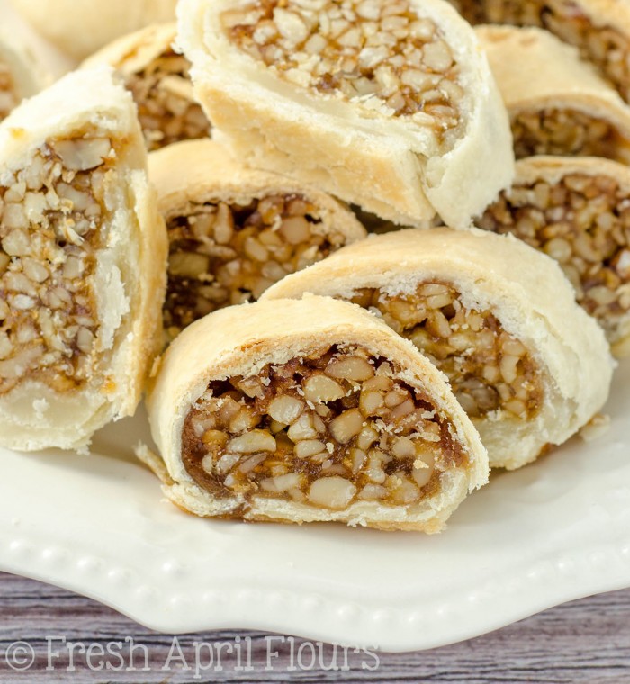 Palitos de galleta de nogal con miel (Sfratti): galletas italianas tradicionales elaboradas a partir de un relleno de nuez de miel con especias y envueltas en una tarta casera.