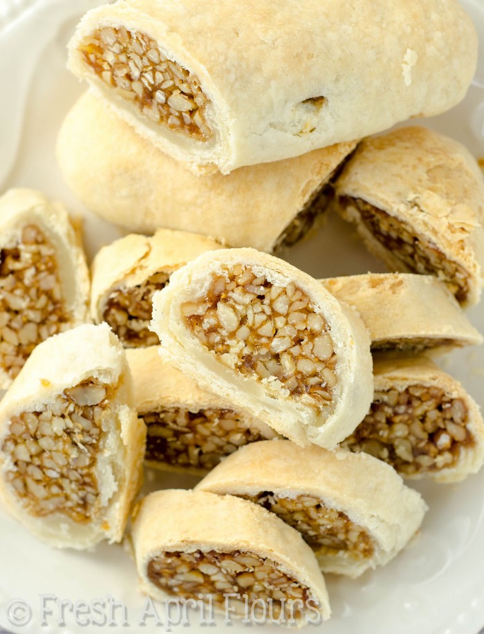 Palitos de galleta de nogal con miel (Sfratti): galletas italianas tradicionales elaboradas a partir de un relleno de nuez de miel con especias y envueltas en una tarta casera.