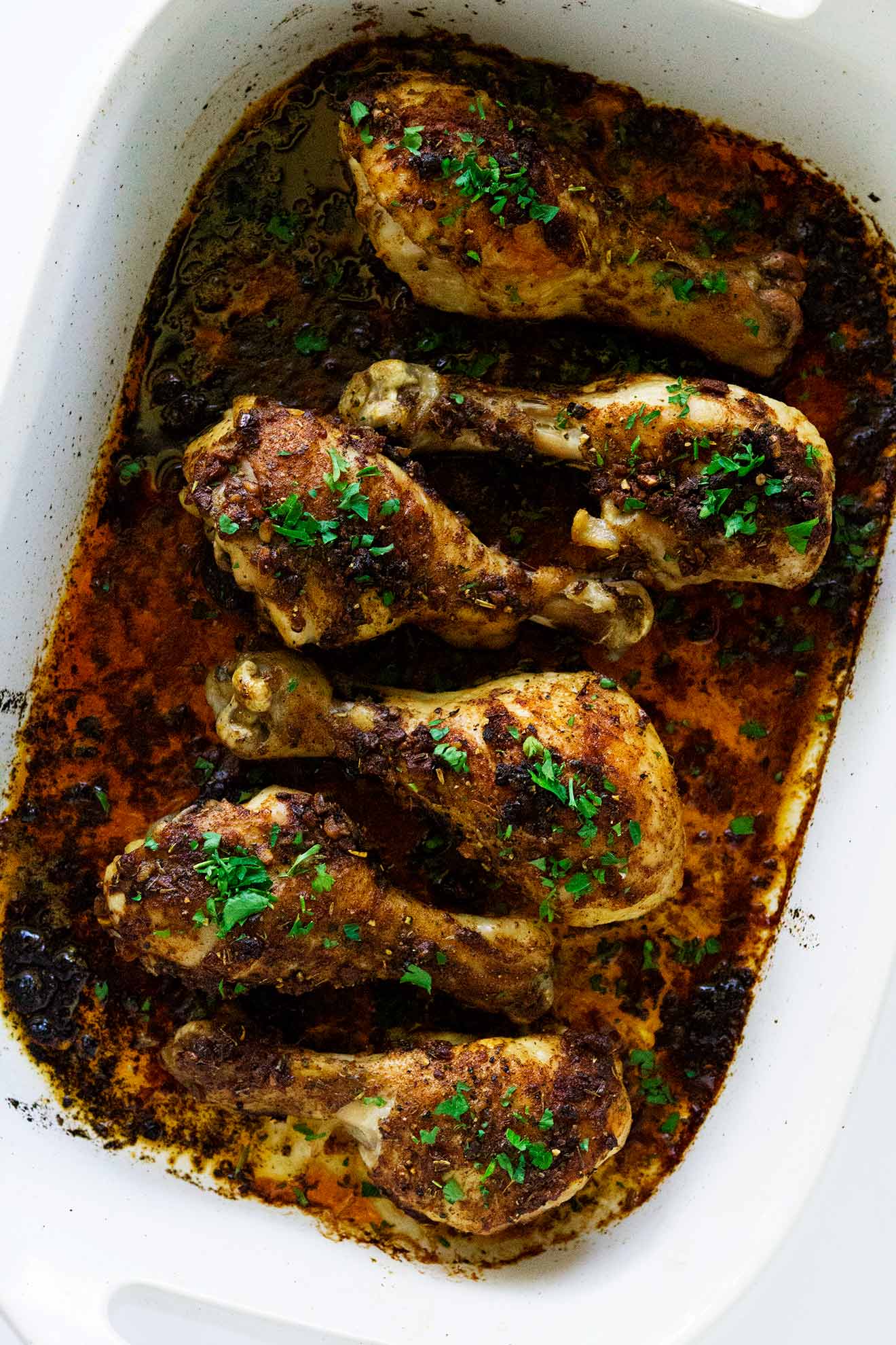 Estos muslos de pollo pimentón con ajo y mantequilla están tan llenos de sabor y fáciles de hacer que es alucinante. Están hechos con seis ingredientes que la mayoría de las personas tienen a mano. Pan comido. #chicken #pulillos #chickendrumsticks
