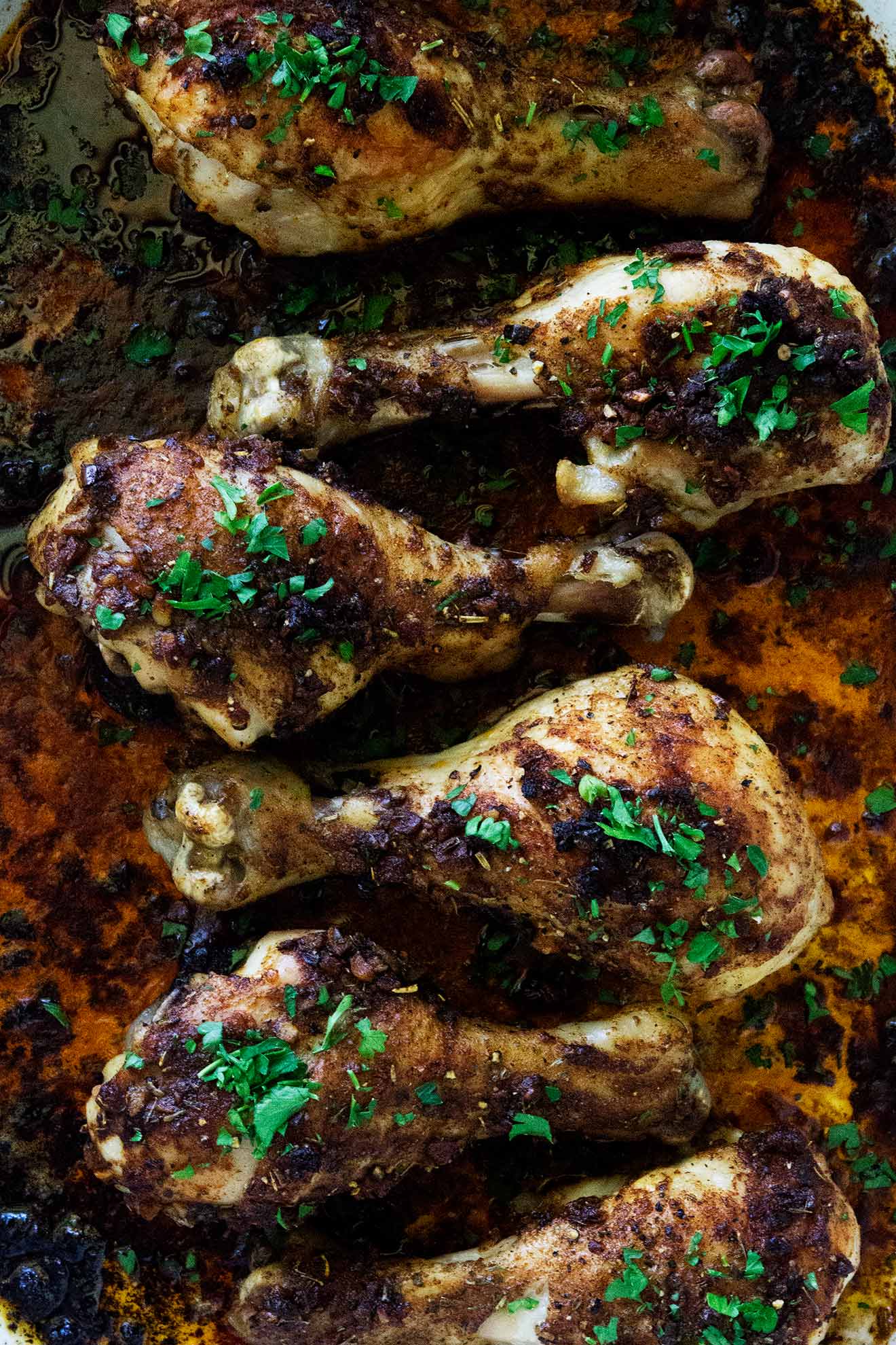 Estos muslos de pollo pimentón con ajo y mantequilla están tan llenos de sabor y fáciles de hacer que es alucinante. Están hechos con seis ingredientes que la mayoría de las personas tienen a mano. Pan comido. #chicken #pulillos #chickendrumsticks