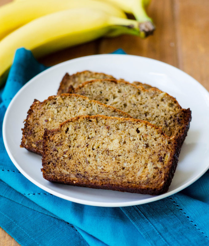 Pan de plátano clásico: condimentado con un toque de canela y tachonado con nueces, ¡no es mucho mejor que este pan rápido clásico!