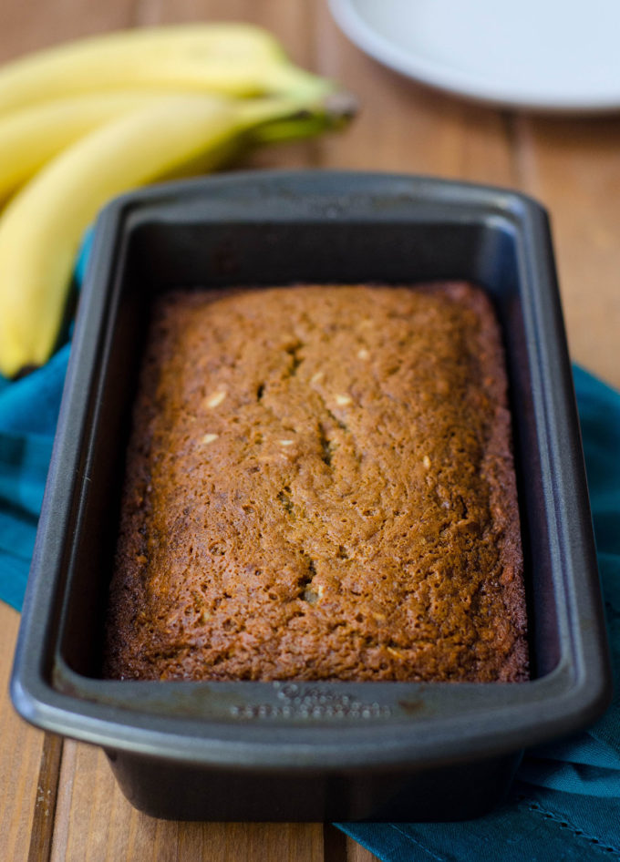 Pan de plátano clásico: condimentado con un toque de canela y tachonado con nueces, ¡no es mucho mejor que este pan rápido clásico!