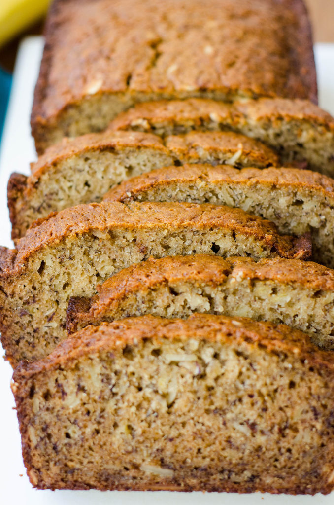 Pan de plátano clásico: condimentado con un toque de canela y tachonado con nueces, ¡no es mucho mejor que este pan rápido clásico!