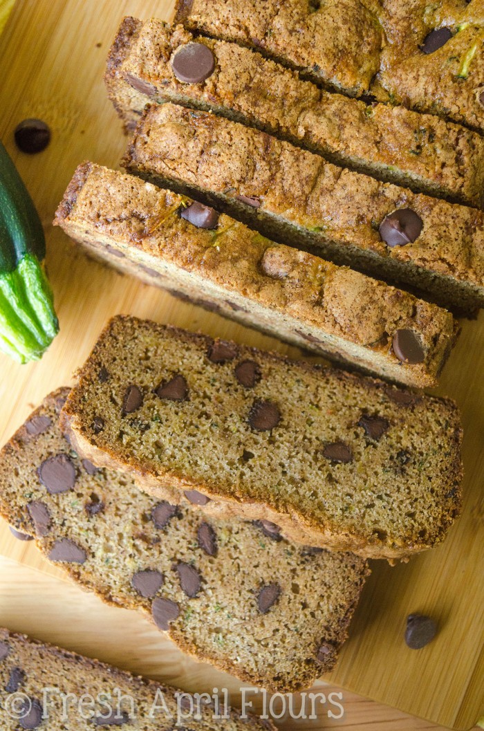 Pan de chocolate con calabacitas: perfectamente condimentado, perfectamente endulzado, ¡y una excelente manera de usar tu calabacín de verano (o calabacín congelado en cualquier época del año)! La receta hace un pan o 12 panecillos.