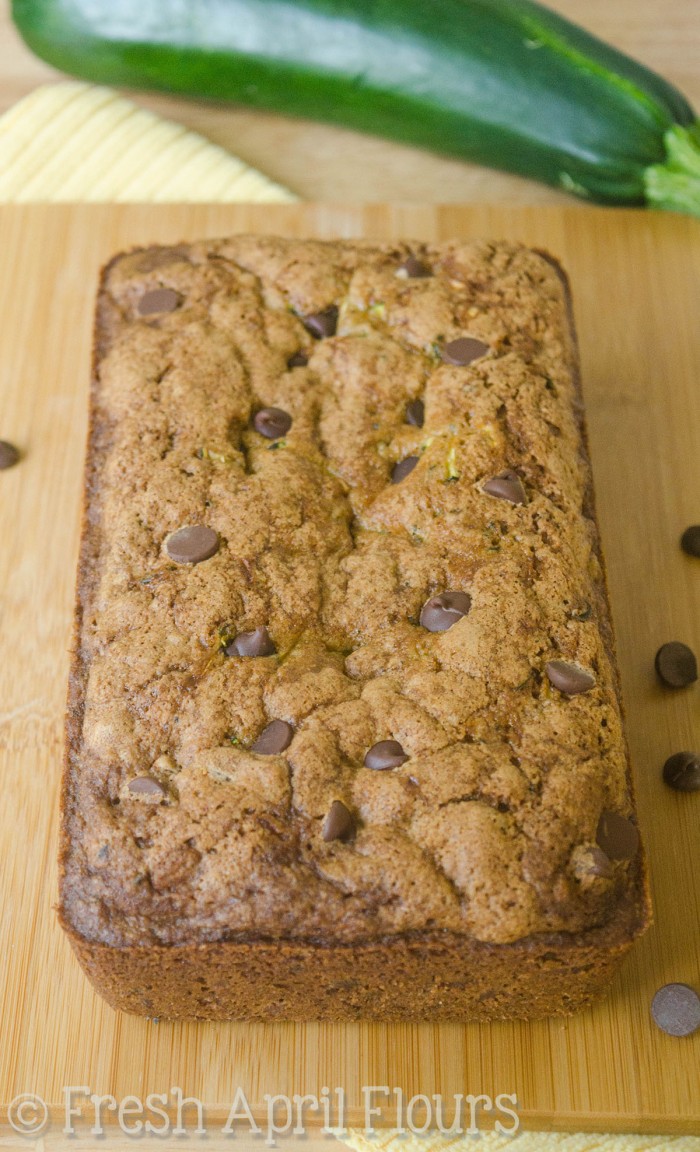 Pan de chocolate con calabacitas: perfectamente condimentado, perfectamente endulzado, ¡y una excelente manera de usar tu calabacín de verano (o calabacín congelado en cualquier época del año)! La receta hace un pan o 12 panecillos.