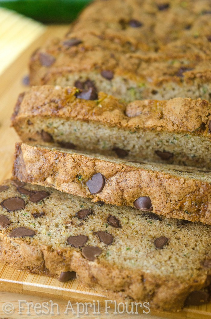 Pan de chocolate con calabacitas: perfectamente condimentado, perfectamente endulzado, ¡y una excelente manera de usar tu calabacín de verano (o calabacín congelado en cualquier época del año)! La receta hace un pan o 12 panecillos.