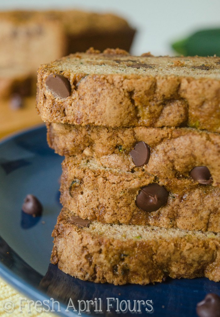 Pan de chocolate con calabacitas: perfectamente condimentado, perfectamente endulzado, ¡y una excelente manera de usar tu calabacín de verano (o calabacín congelado en cualquier época del año)! La receta hace un pan o 12 panecillos.