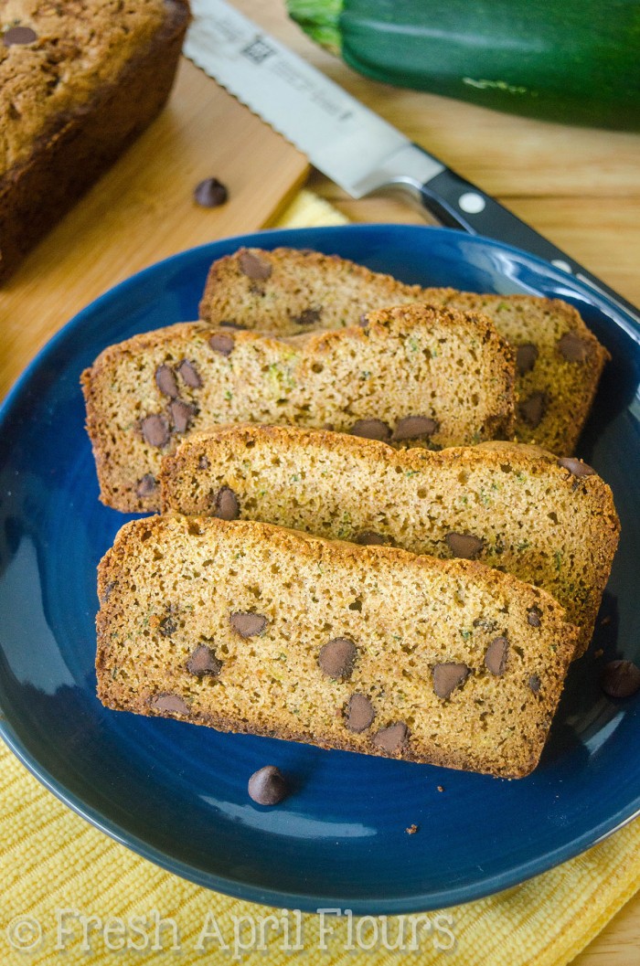 Pan de chocolate con calabacitas: perfectamente condimentado, perfectamente endulzado, ¡y una excelente manera de usar tu calabacín de verano (o calabacín congelado en cualquier época del año)! La receta hace un pan o 12 panecillos.