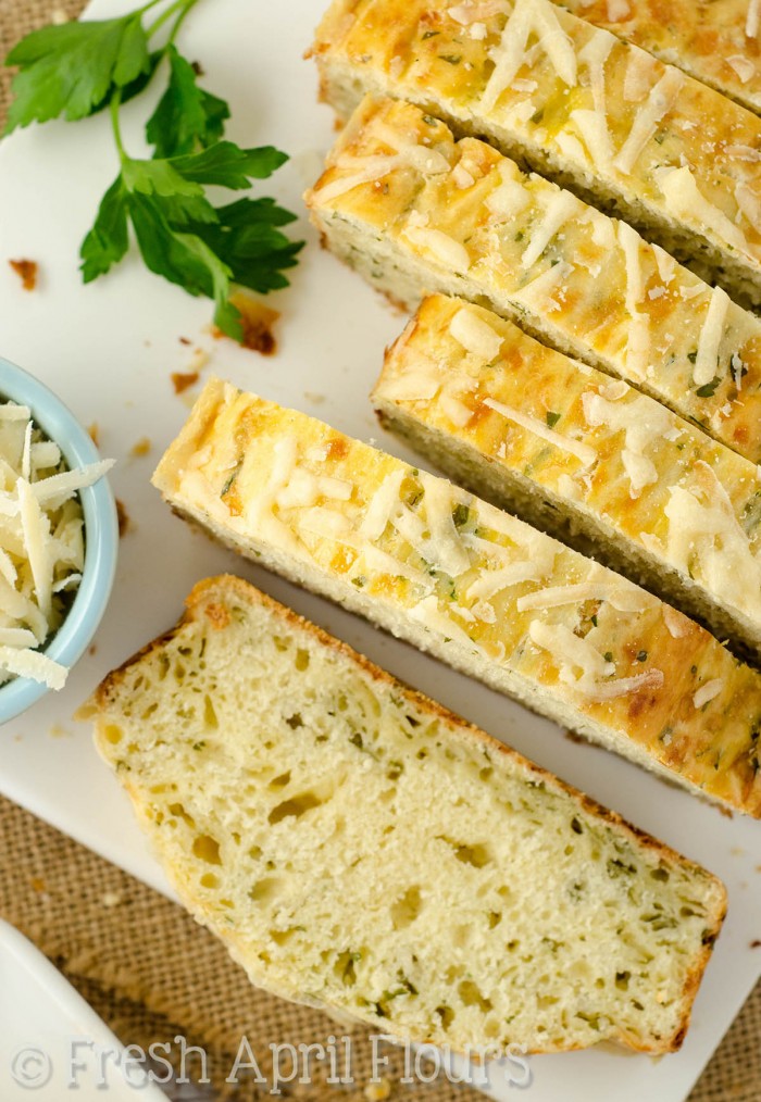 Pan de perejil parmesano de Eva: un pan de levadura rápido y fácil (¡no se levanta!) Relleno con parmesano picante y perejil ligeramente amargo.