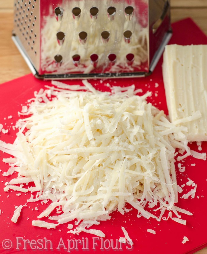 Pan de perejil parmesano de Eva: un pan de levadura rápido y fácil (¡no se levanta!) Relleno con parmesano picante y perejil ligeramente amargo.