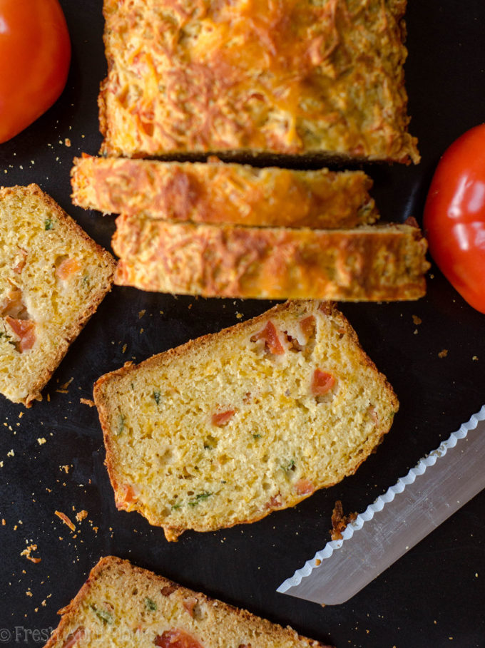 Pan rápido de tomate con hierbas: un pan sabroso que se junta rápidamente con tomates frescos y albahaca. Perfecto para usar productos de verano!