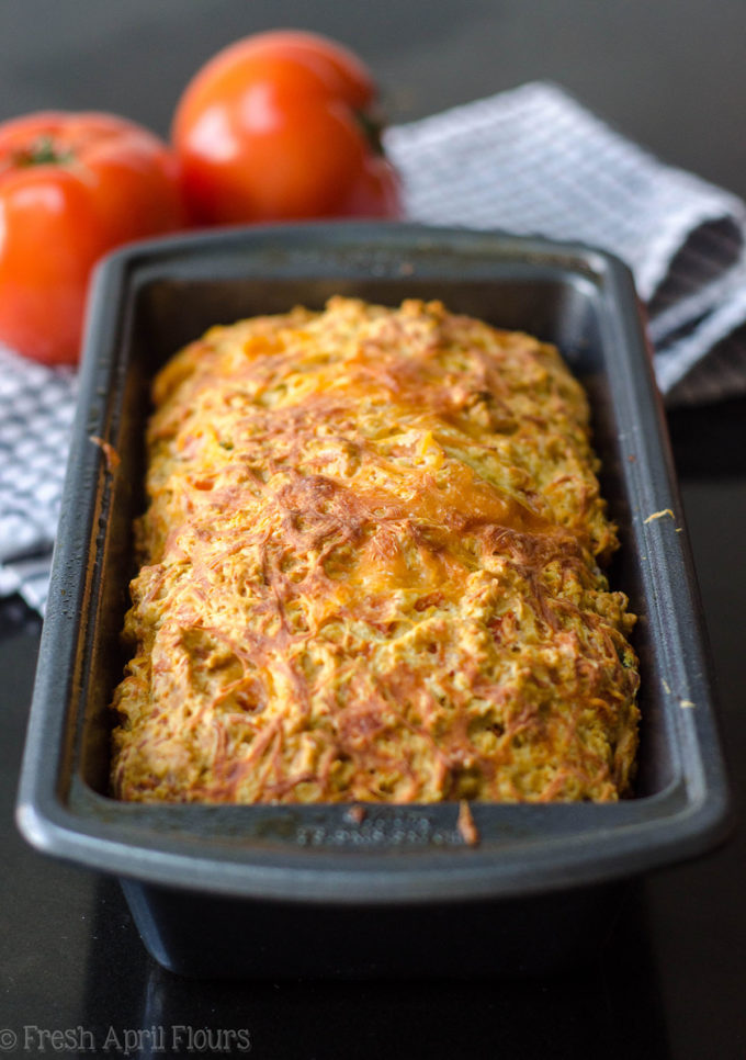 Pan rápido de tomate con hierbas: un pan sabroso que se junta rápidamente con tomates frescos y albahaca. Perfecto para usar productos de verano!