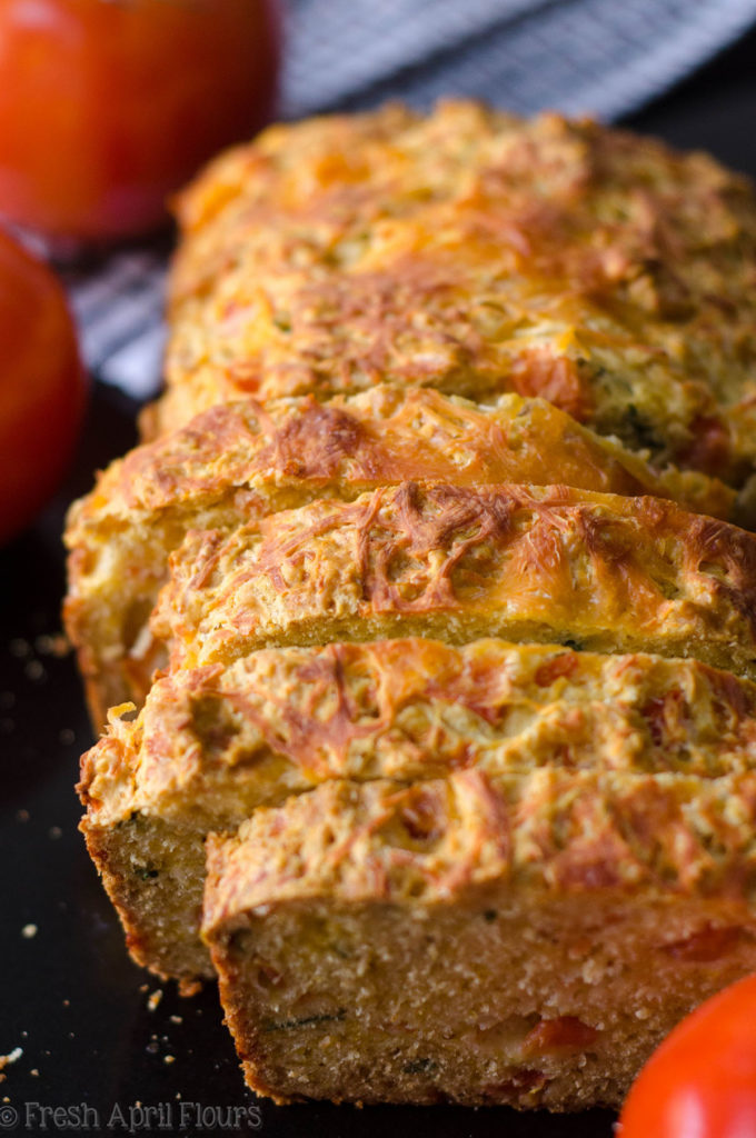 Pan rápido de tomate con hierbas: un pan sabroso que se junta rápidamente con tomates frescos y albahaca. Perfecto para usar productos de verano!