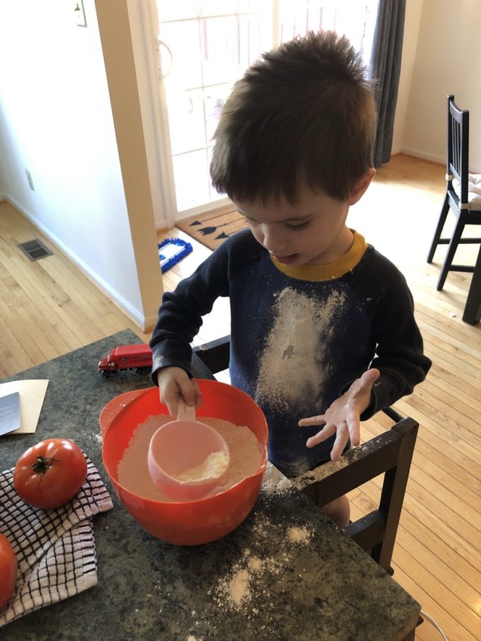 Pan rápido de tomate con hierbas: un pan sabroso que se junta rápidamente con tomates frescos y albahaca. Perfecto para usar productos de verano!