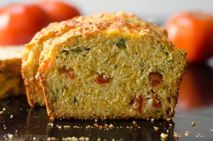 Pan rápido de tomate con hierbas: un pan sabroso que se junta rápidamente con tomates frescos y albahaca. Perfecto para usar productos de verano!