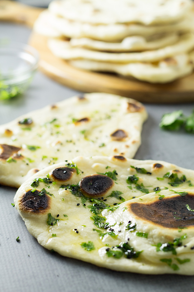 Cómo hacer pan Naan en casa + receta india auténtica #indian #bread | cocinartheglobe.com