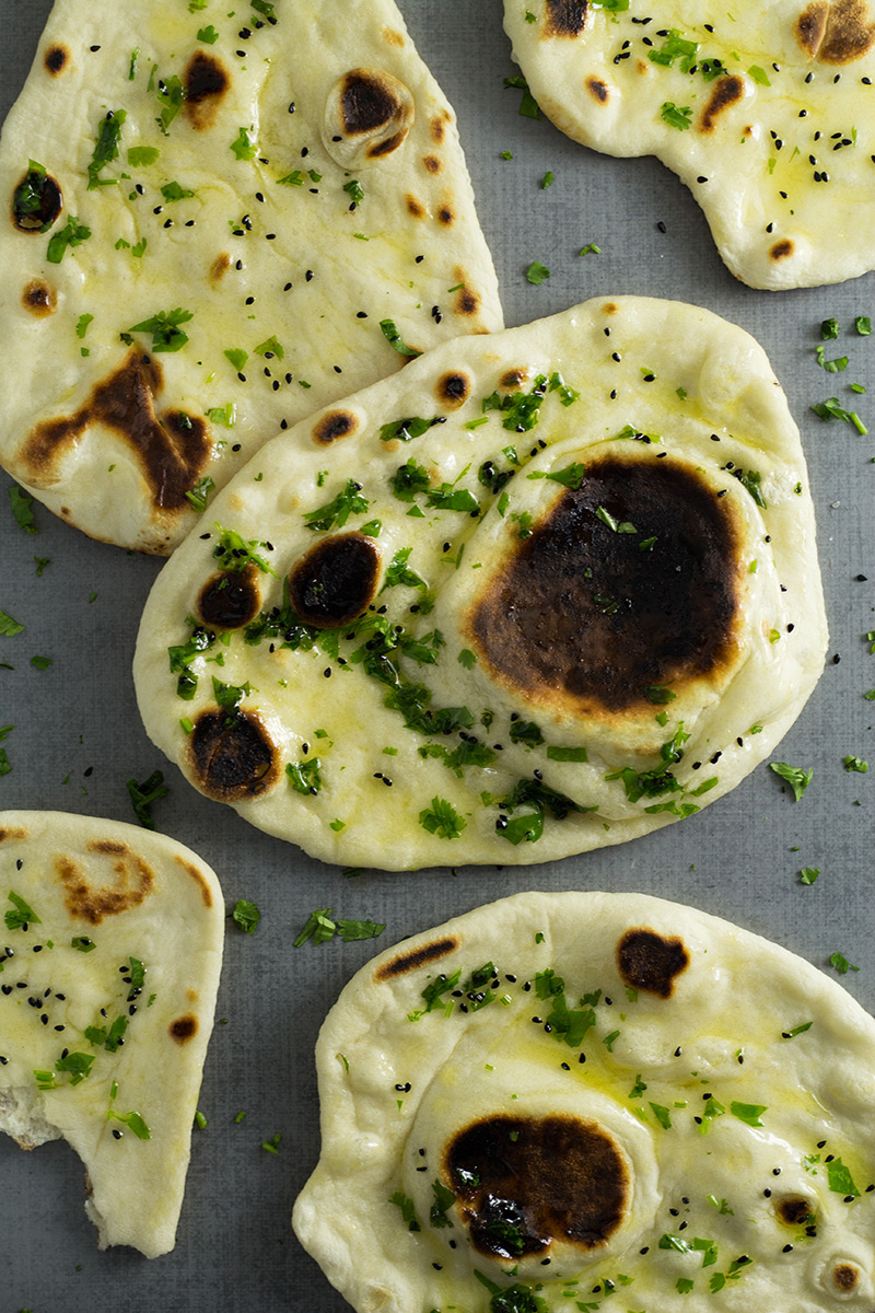 Cómo hacer pan Naan en casa + receta india auténtica #indian #bread | cocinartheglobe.com