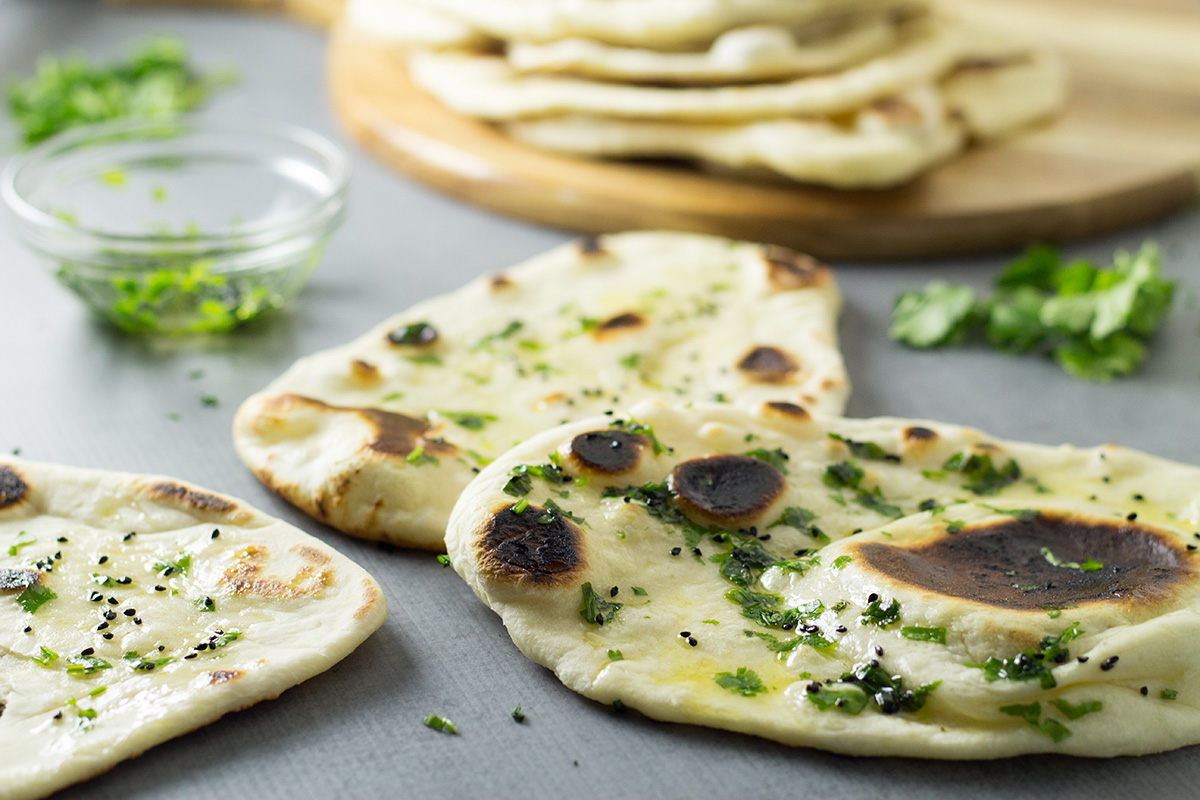 Cómo hacer pan Naan en casa + receta india auténtica #indian #bread | cocinartheglobe.com