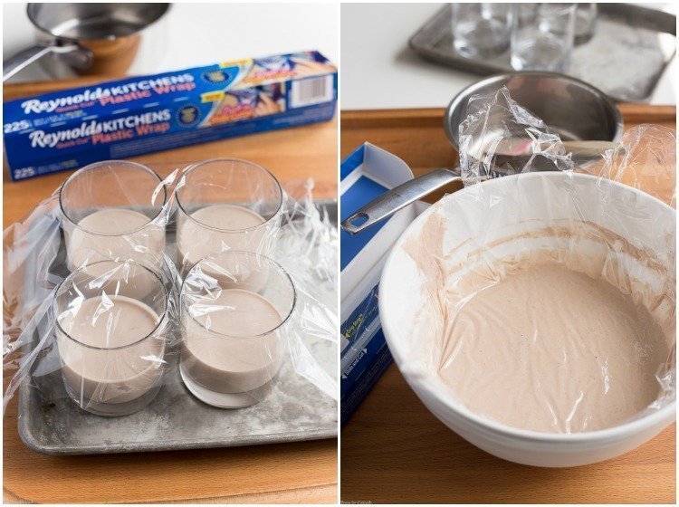 Panna Cotta de chocolate con especias en vasos cubiertos con una envoltura de plástico + Panna Cotta de chocolate con especias en un recipiente cubierto con una envoltura de plástico