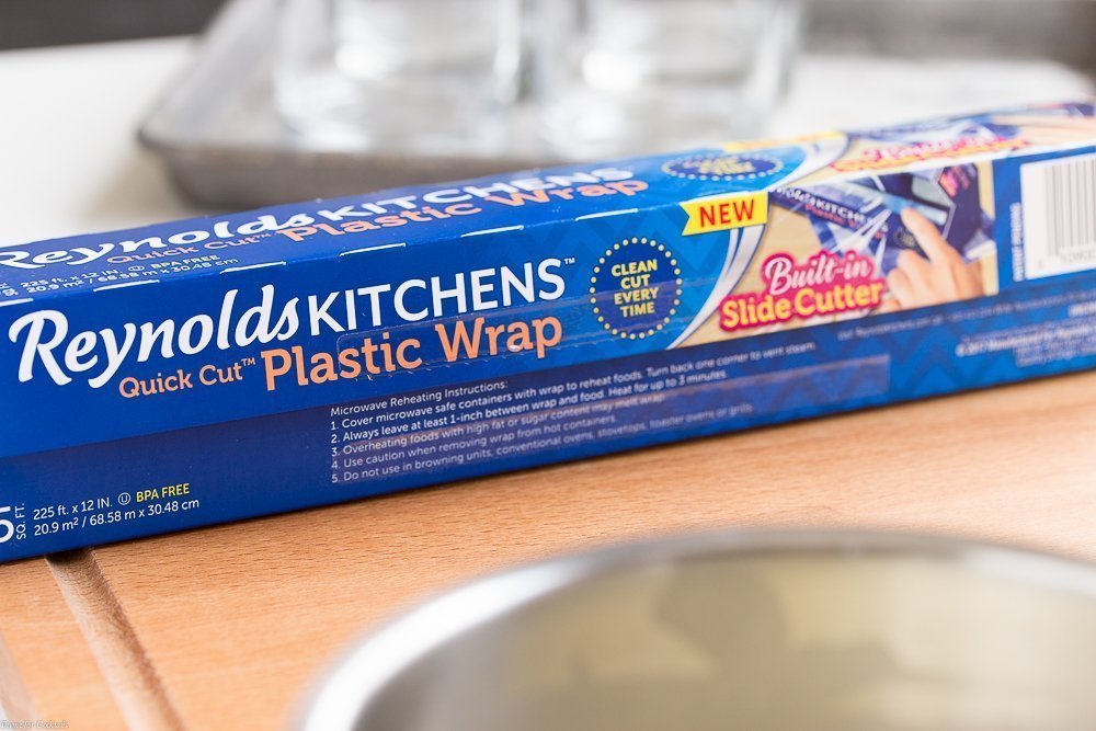 Caja de envoltura plástica KITCHENS® Quick Cut ™ de Reynolds para usar con la receta de Panna Cotta de chocolate con especias