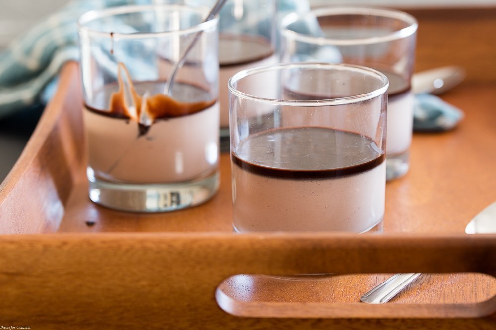 Panna Cotta de chocolate con especias individual con sirope de chocolate + pimienta de cayena