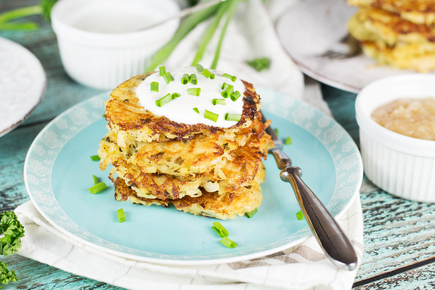 Los panqueques de papa alemanes son realmente fáciles de juntar y hacer una cena perfecta sin carne. ¡Sírvelos con aderezos dulces o salados y disfruta! #vegetarian | cocinartheglobe.com