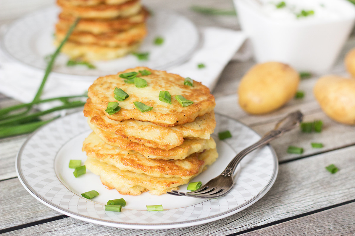 ¡Estos panqueques de patata polacos son increíblemente deliciosos y requieren solo algunos ingredientes simples para hacer! | cocinartheglobe.com