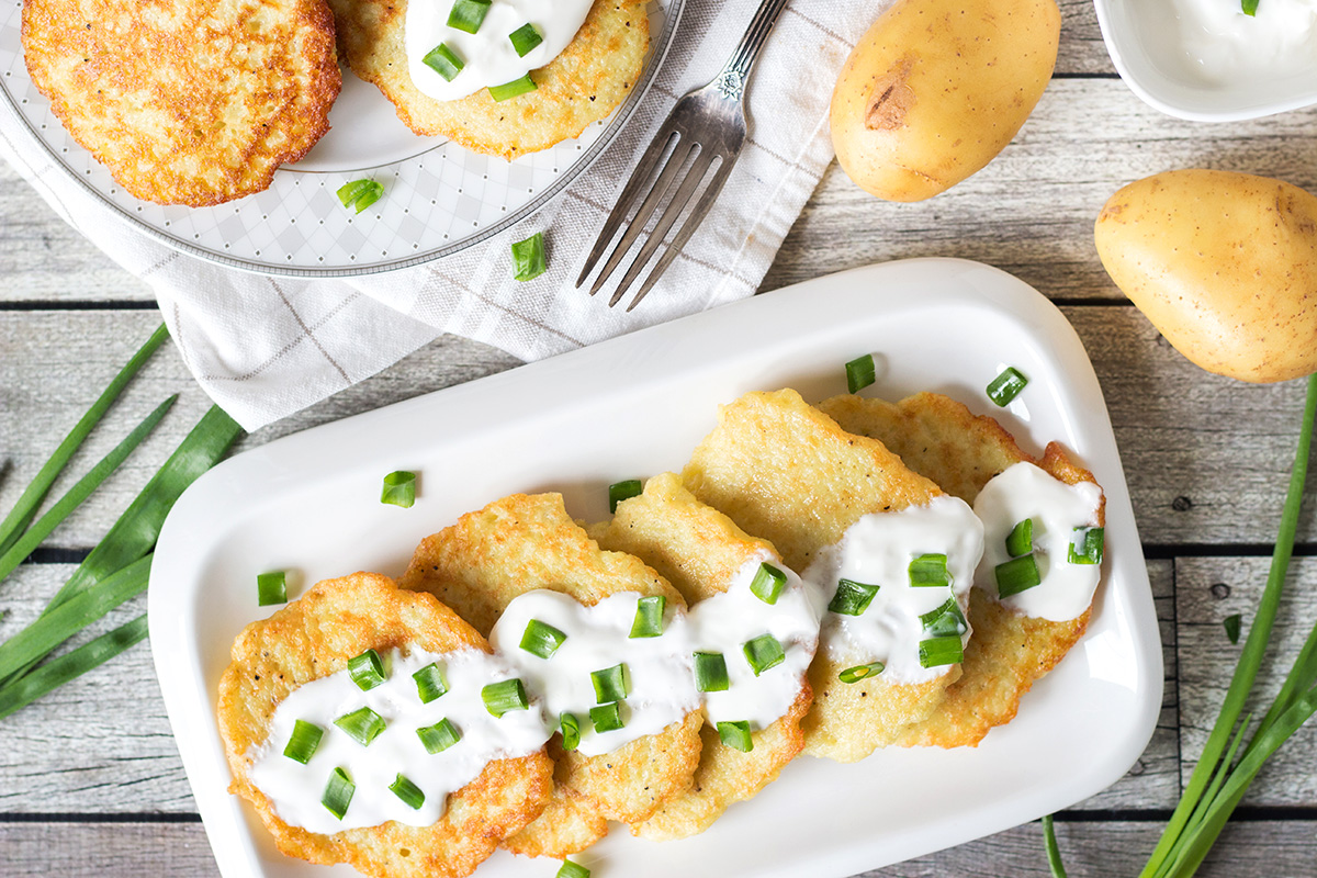 ¡Estos panqueques de patata polacos son increíblemente deliciosos y requieren solo algunos ingredientes simples para hacer! | cocinartheglobe.com