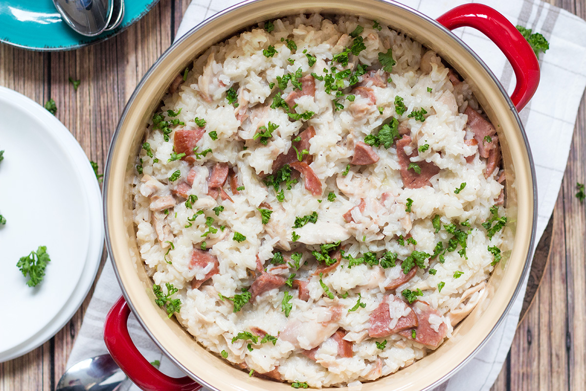 El pollo Bog es un plato tradicional del sur con arroz, pollo y salchichas. ¡Es abundante, abundante y muy sabroso!