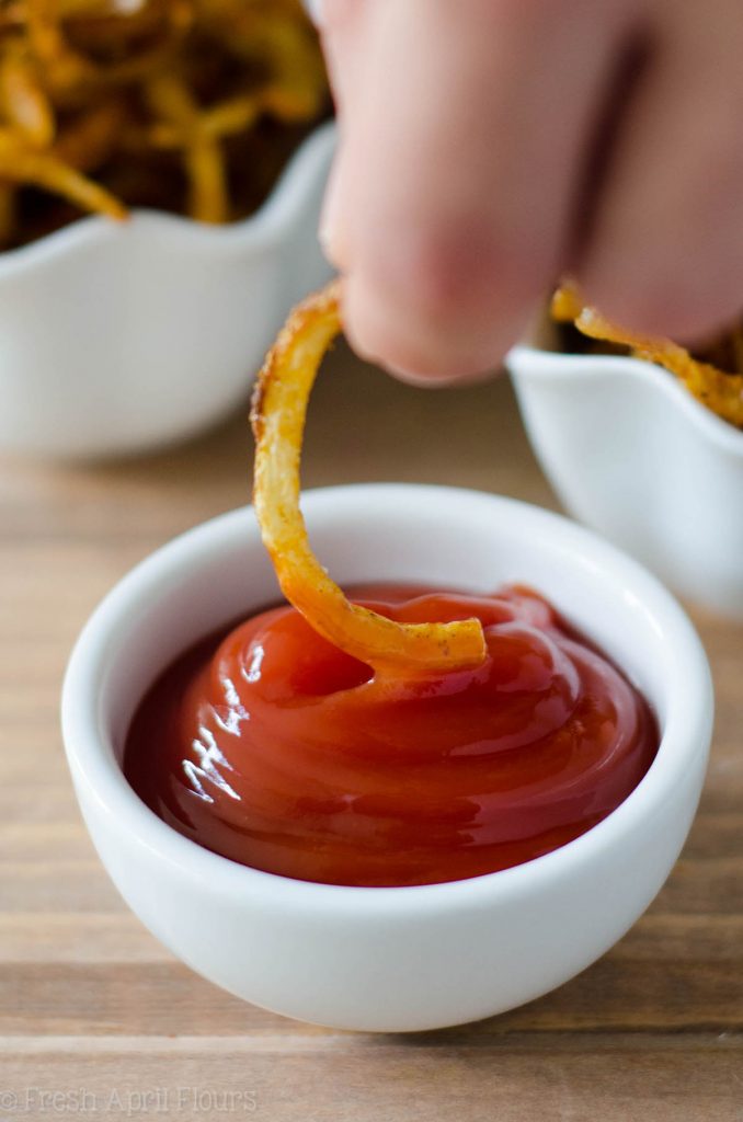 Papas al horno rizadas al horno: papas fritas crujientes y sabrosas de su propio horno. ¡Perfecto como guarnición o cuando te da ese antojo! Listo en menos de 15 minutos.