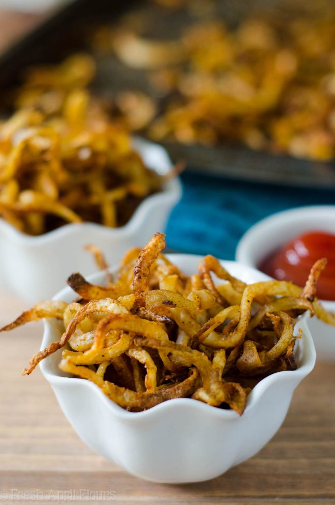 Papas al horno rizadas al horno: papas fritas crujientes y sabrosas de su propio horno. ¡Perfecto como guarnición o cuando te da ese antojo! Listo en menos de 15 minutos.