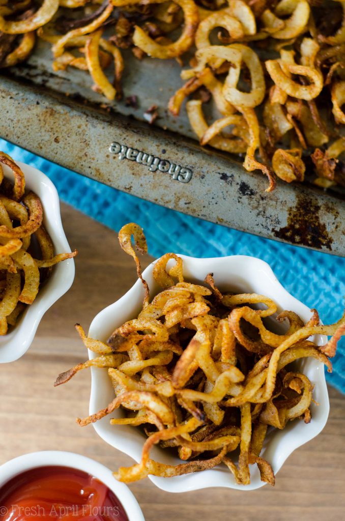 Papas al horno rizadas al horno: papas fritas crujientes y sabrosas de su propio horno. ¡Perfecto como guarnición o cuando te da ese antojo! Listo en menos de 15 minutos.