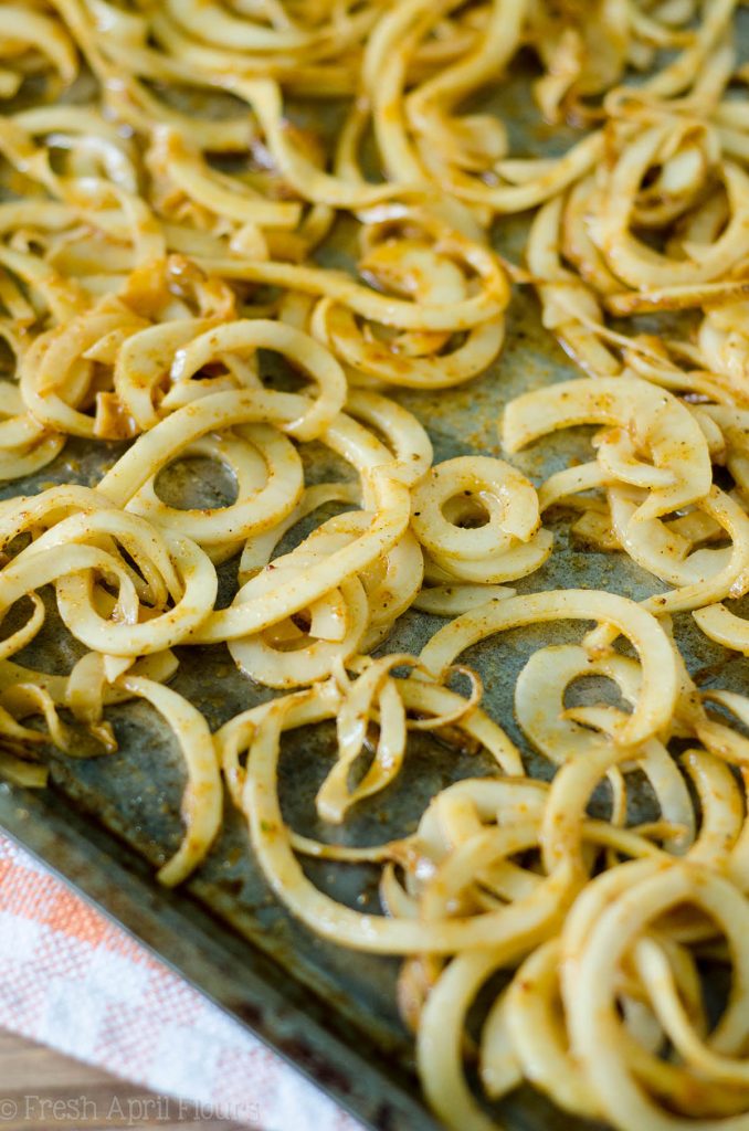 Papas al horno rizadas al horno: papas fritas crujientes y sabrosas de su propio horno. ¡Perfecto como guarnición o cuando te da ese antojo! Listo en menos de 15 minutos.