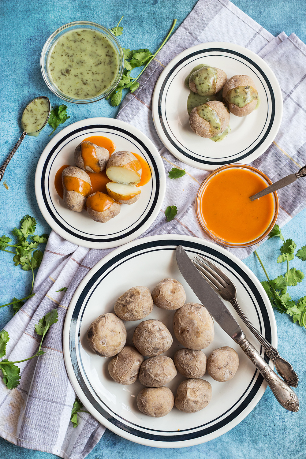 Las papas arrugadas canarias (papas arrugadas) son un acompañamiento perfecto para cualquier comida. ¡Son realmente fáciles de hacer y requieren solo 2 ingredientes! | cocinartheglobe.com