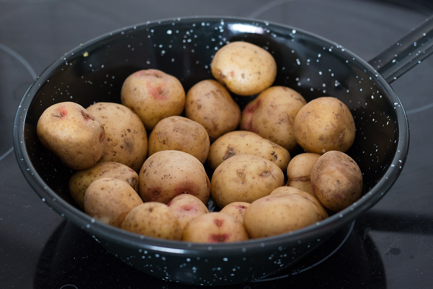 Las papas arrugadas canarias (papas arrugadas) son un acompañamiento perfecto para cualquier comida. ¡Son realmente fáciles de hacer y requieren solo 2 ingredientes! | cocinartheglobe.com
