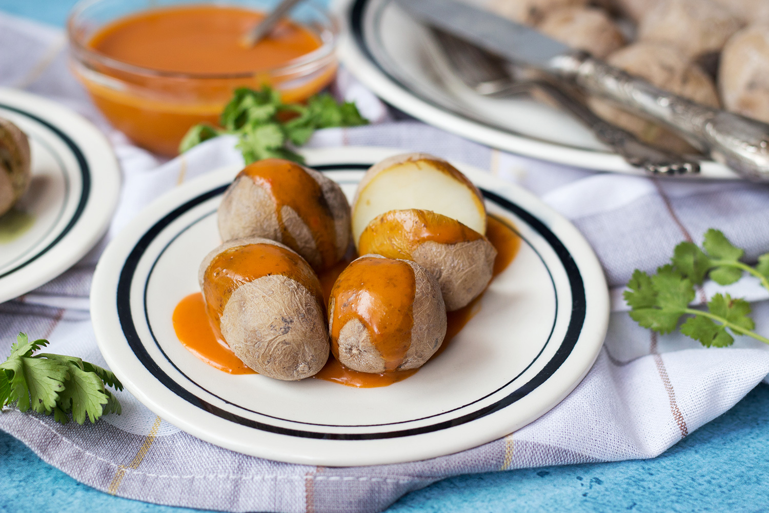 Las papas arrugadas canarias (papas arrugadas) son un acompañamiento perfecto para cualquier comida. ¡Son realmente fáciles de hacer y requieren solo 2 ingredientes! | cocinartheglobe.com