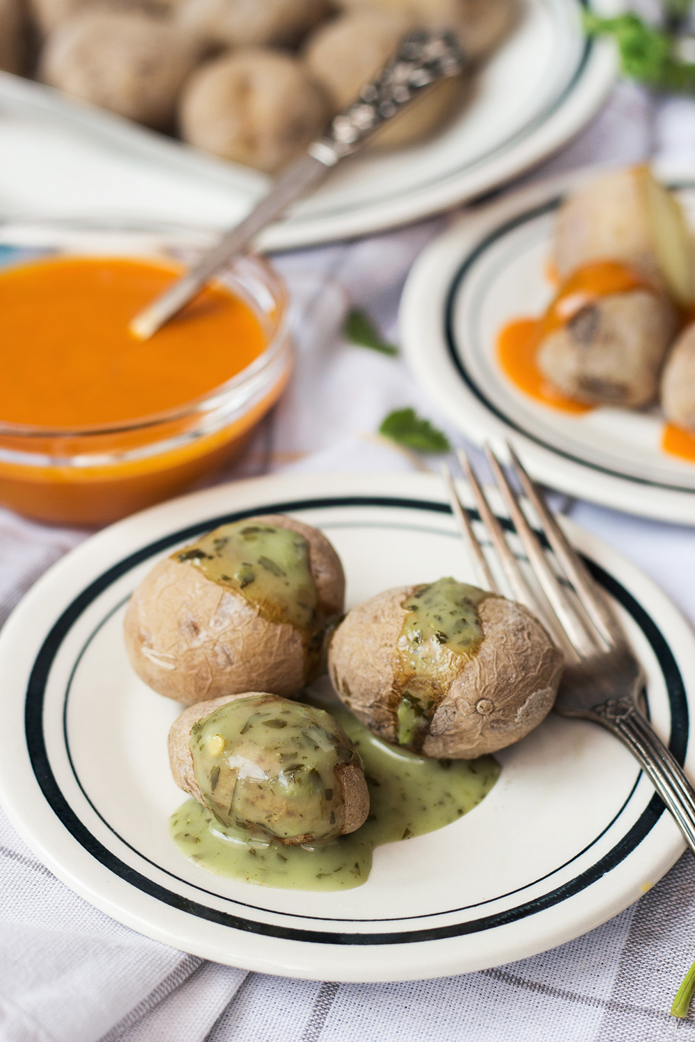 Las papas arrugadas canarias (papas arrugadas) son un acompañamiento perfecto para cualquier comida. ¡Son realmente fáciles de hacer y requieren solo 2 ingredientes! | cocinartheglobe.com