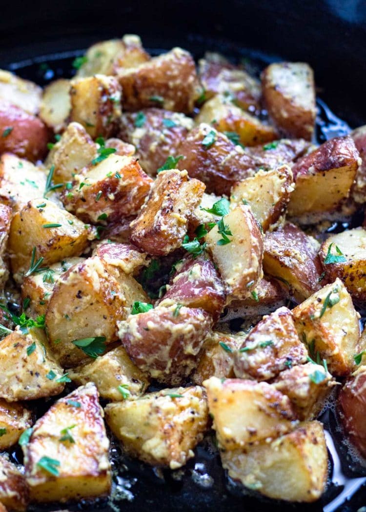  Estas papas asadas con hierbas no podrían ser más fáciles. Patatas rojas caramelizadas crujientes en el exterior, todas recubiertas con una salsa ácida. www.keviniscooking.com 