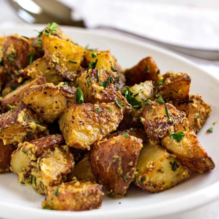 Estas papas Poupon asadas con hierbas no podrían ser más fáciles. Patatas rojas caramelizadas que están crujientes en el exterior, todas recubiertas con una salsa ácida. www.keviniscooking.com