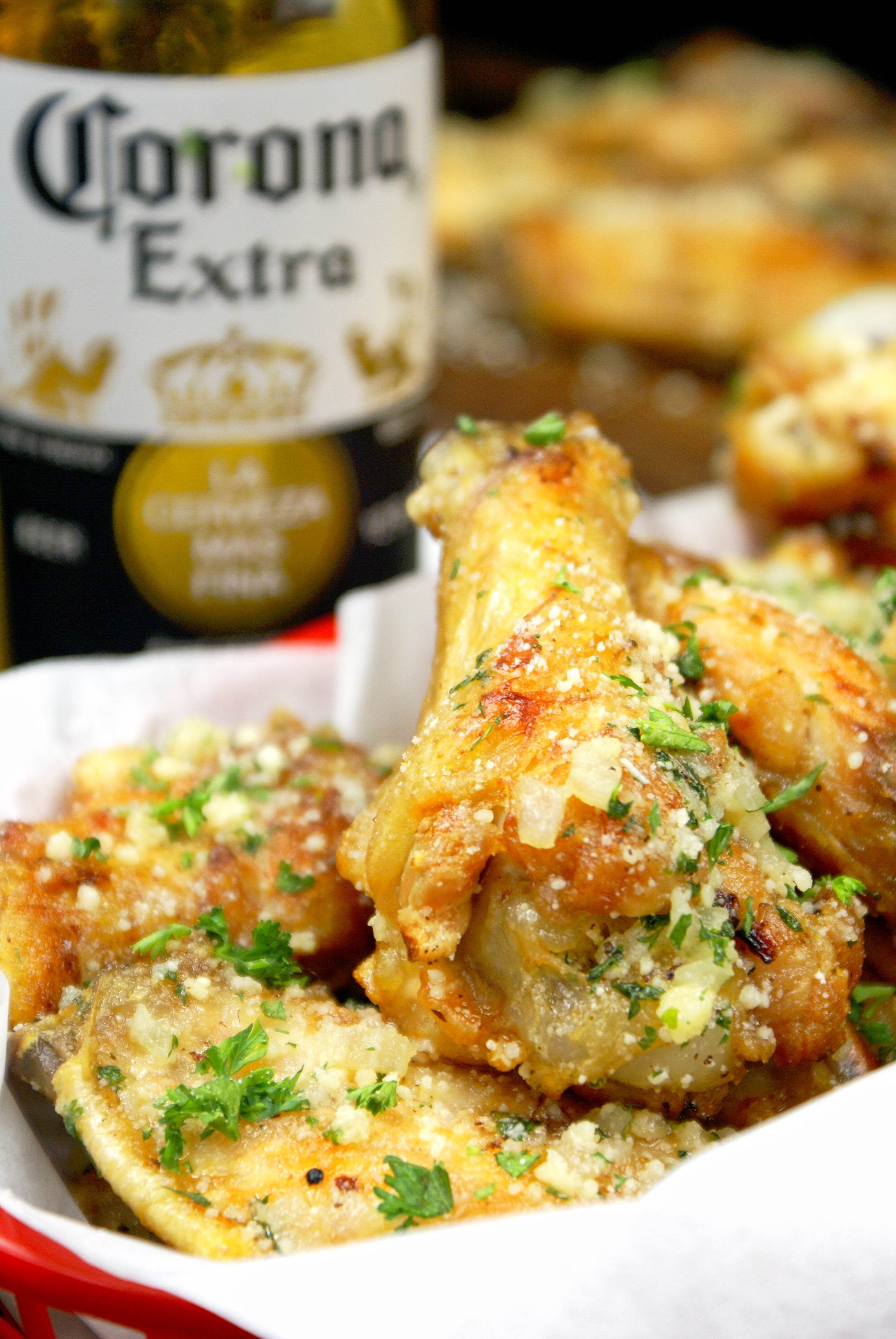 Alitas de pollo parmesano crujientes al horno