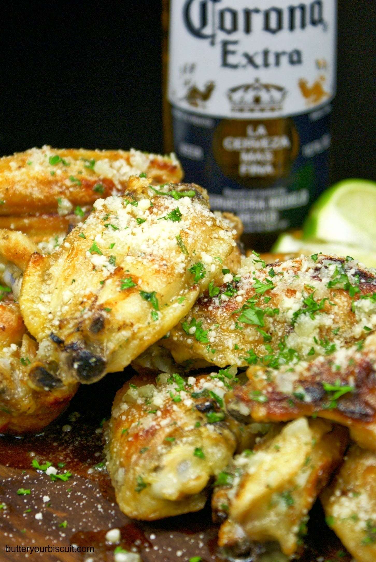 Alitas de pollo parmesano crujientes al horno