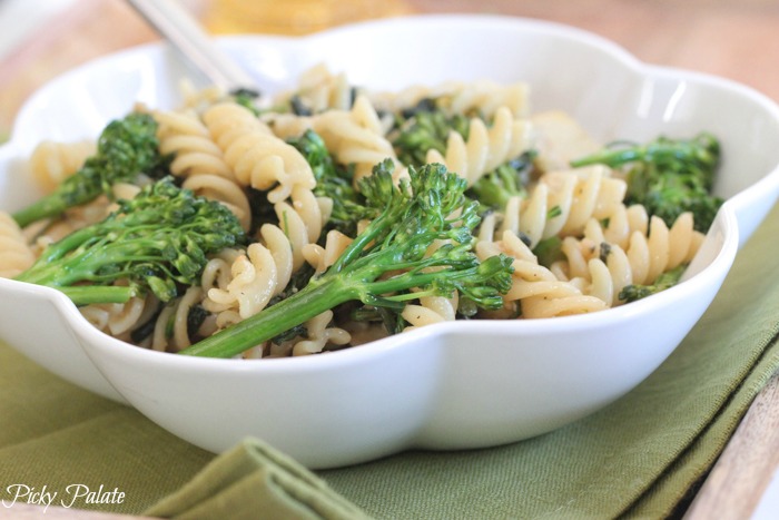 Espinacas Broccolini y pasta de ajo por