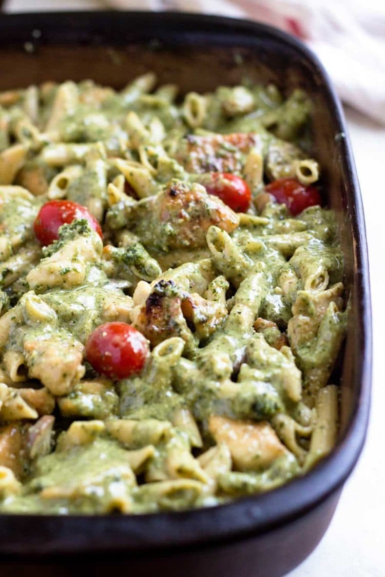 Pollo tierno y dorado, cubierto con una cremosa salsa de pesto con pasta y tomates. Una deliciosa comida de inspiración italiana que puede alimentar a una multitud. ¡Duplique fácilmente por más de 6, a la familia le encanta esta pasta de pollo al pesto! www.keviniscooking. com 