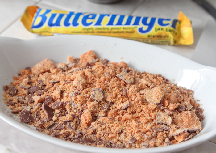 Pastel doble de chocolate Butterfinger en capas-16