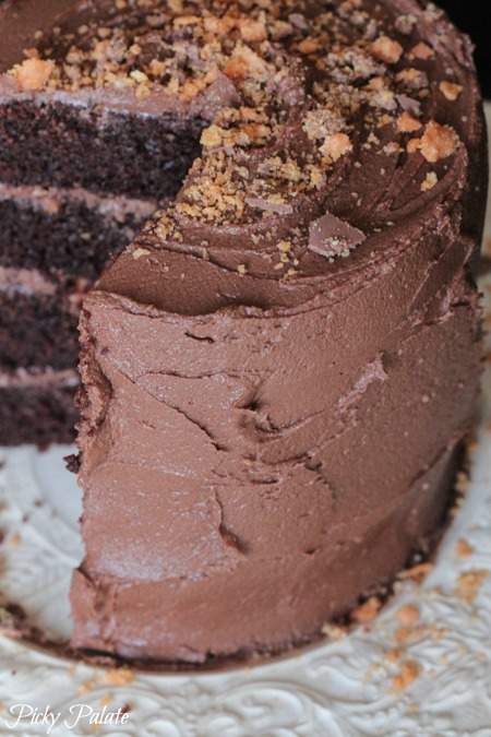Pastel de chocolate en capas doble de Butterfinger por